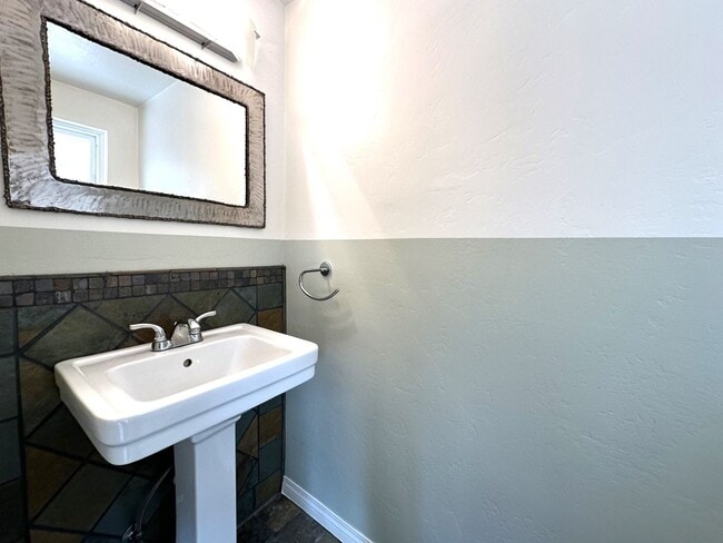 Building Photo - East Clairemont Mesa - Spacious 3 Bedroom / 1.5 Bath Single-Story Home with AC and Garage