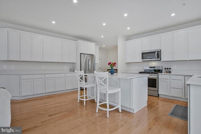 Building Photo - 408 Kosmill Dr