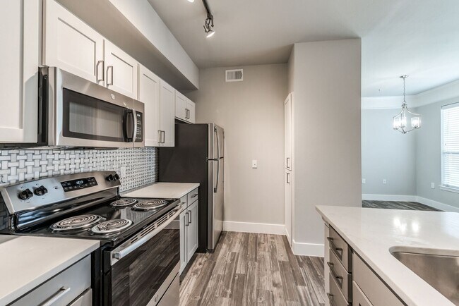 Building Photo - Stylish Living with 1 Month Free Rent!