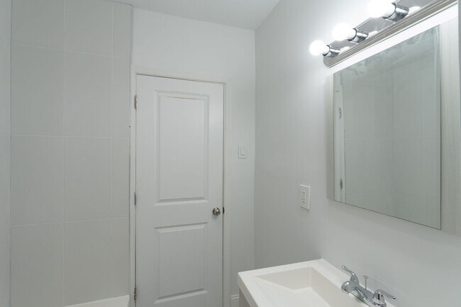 Building Photo - Newly rehabbed 3 bedroom 1.5 bath unit