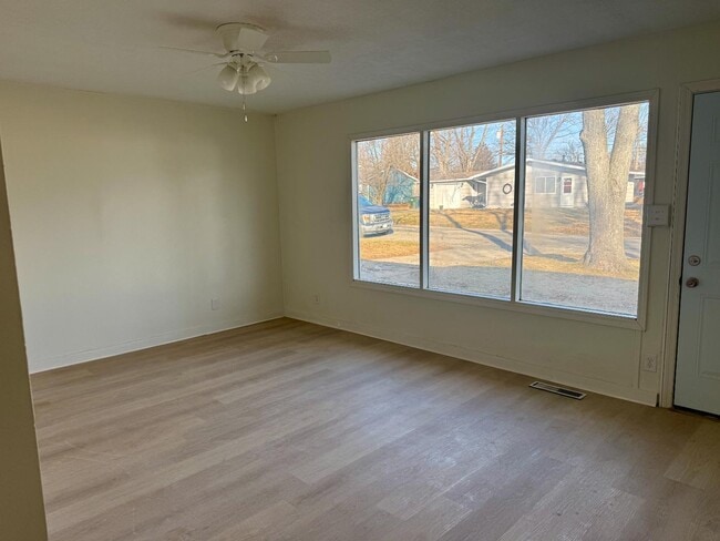 Building Photo - 602 Meadowlawn Dr