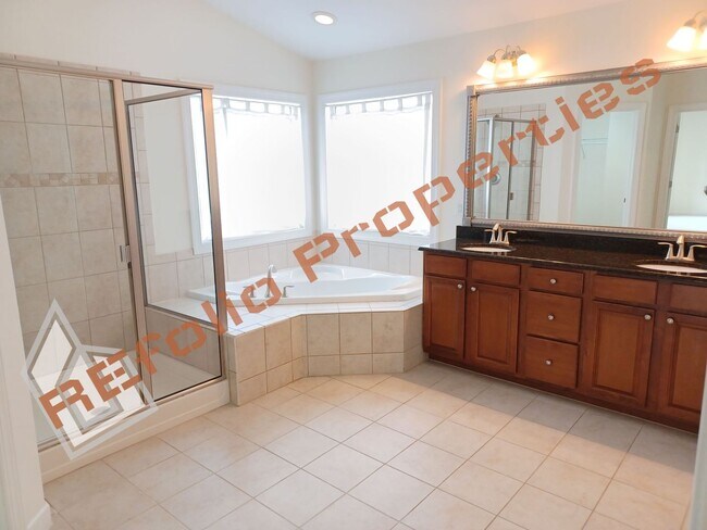 Building Photo - Lovely 5 Bedroom 4 Bathroom Single Family ...