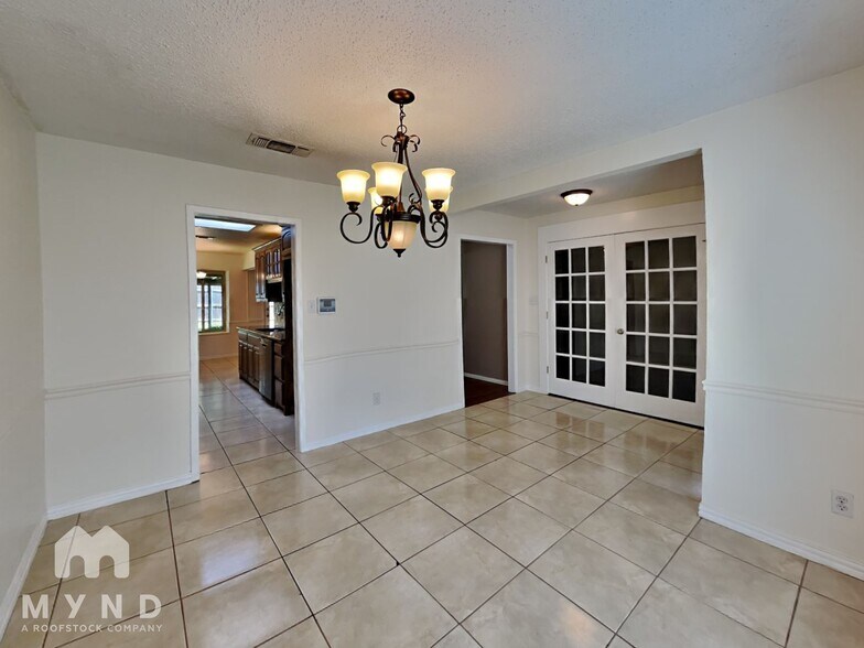 Building Photo - 2015 Arborcrest Dr