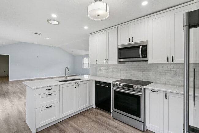 Building Photo - Updated Large Home with Private In-Law Suite Near Gloucester Main Street