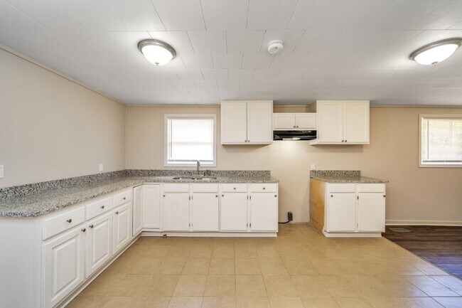 Building Photo - Fully Renovated 2BR Home in Dora, AL — Mod...