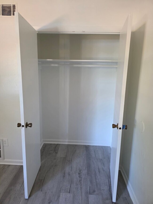 Building Photo - 2 BR j