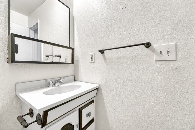 Building Photo - $1,495 - 2 Bed 1 Bath Townhome in Aurora w...