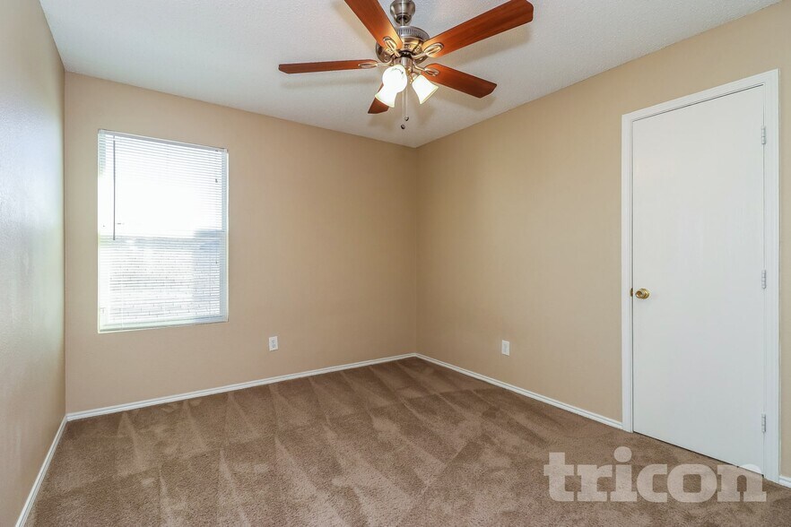 Building Photo - 4865 Waterford Dr