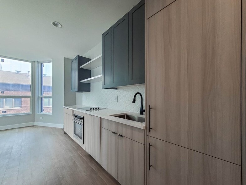 Building Photo - 122 W Division St