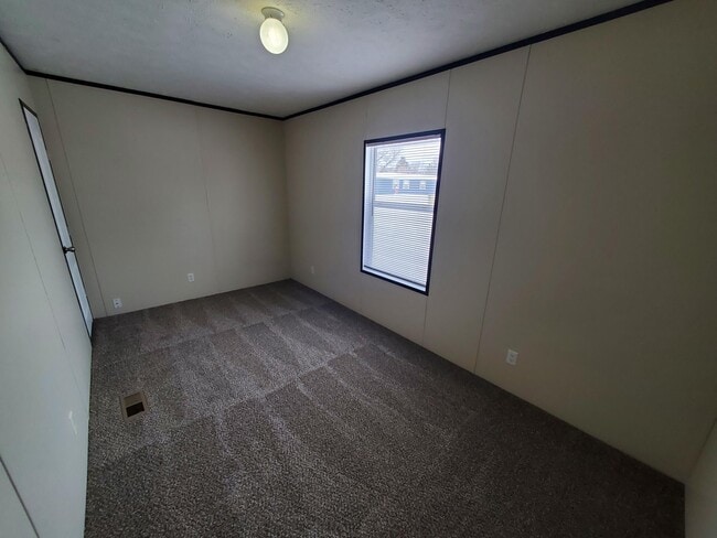 Building Photo - 2 Meadowlark Dr