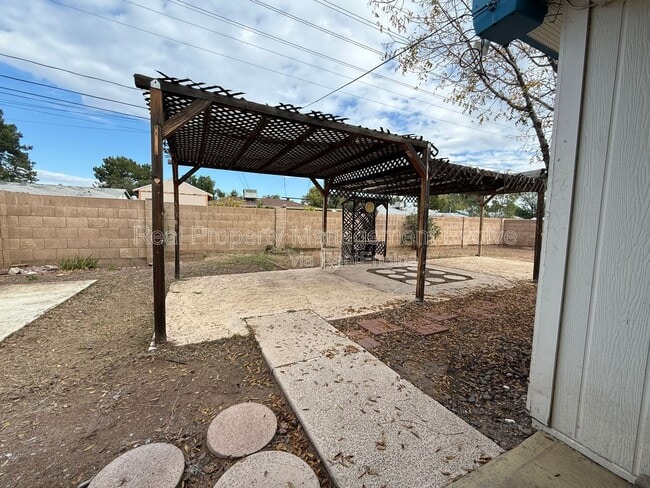 Building Photo - 2332 W Diana Ave