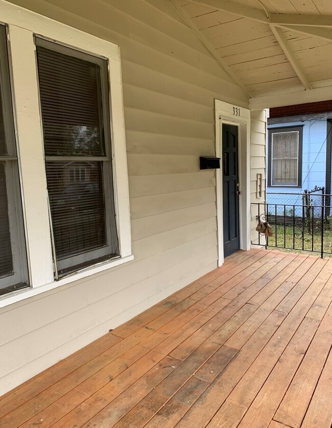 Building Photo - Spacious 4 Bedroom, 2 Bath Two-Story Home