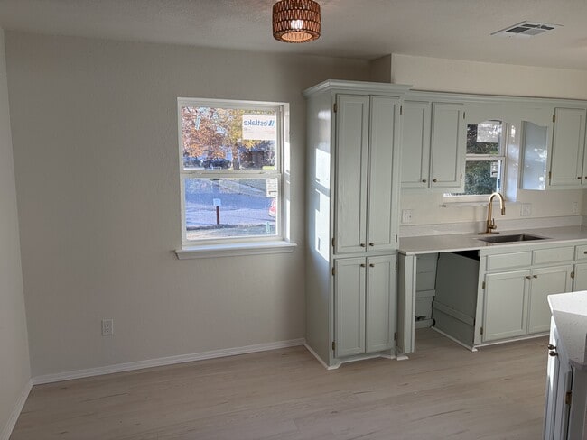 Building Photo - 272 Echo Ln