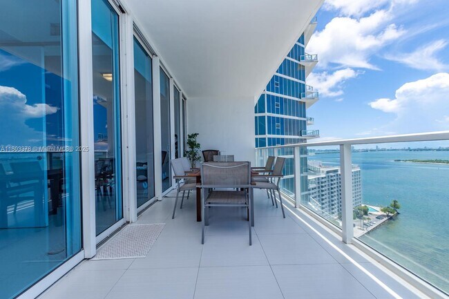 Building Photo - 2020 N Bayshore Dr