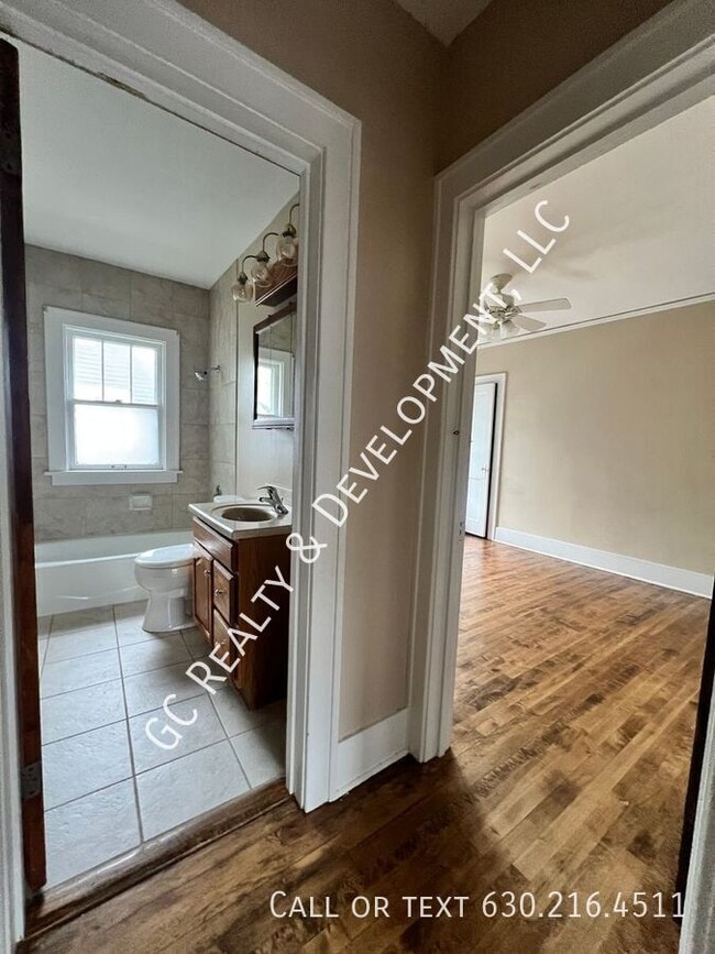 Building Photo - 337 S Maple St