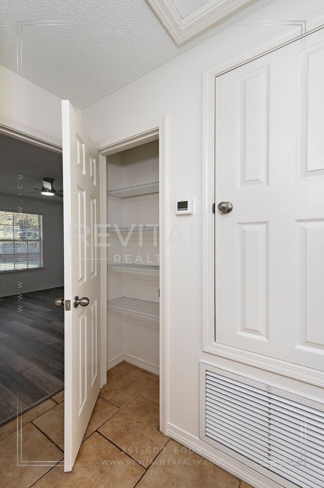 Building Photo - Charming 3-Bed 2-Bath Brick Home in West Mobile