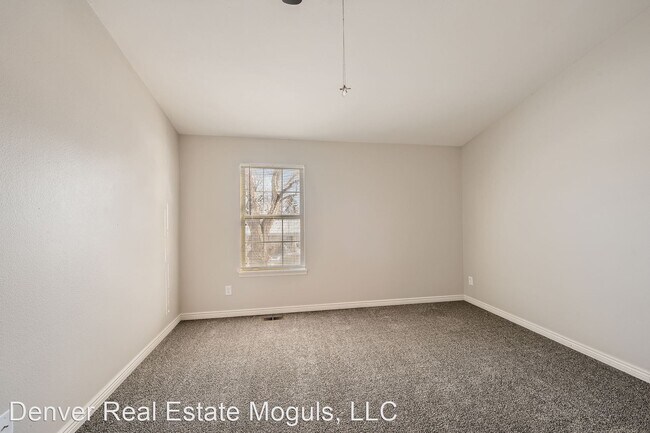 Building Photo - 2 br, 2.5 bath House - 9575 Coal Mine Ave  #A