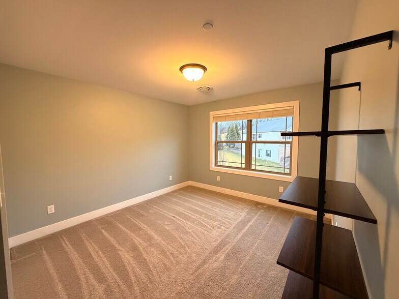 Building Photo - 746 Golden Spring Dr