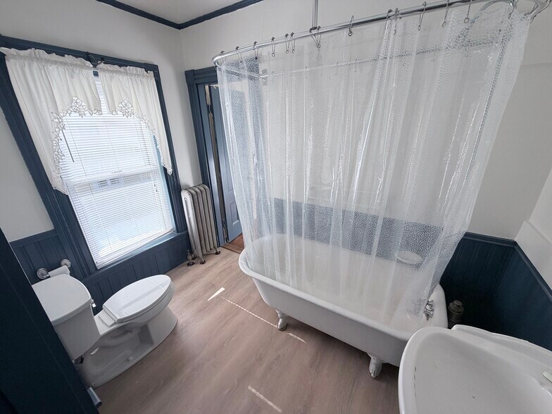 Clawfoot tub - 16 Parkview Ave