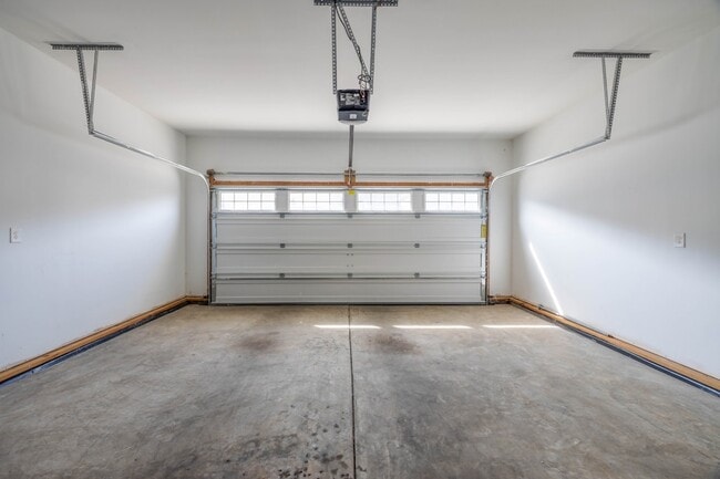 Building Photo - 2437 Duxbury Dr