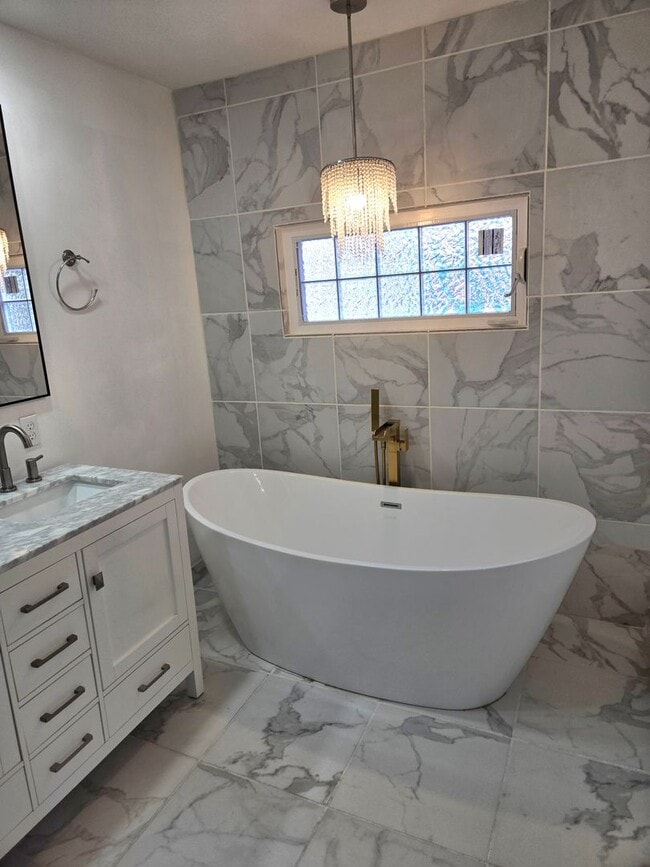 Building Photo - Spacious Five Bedroom