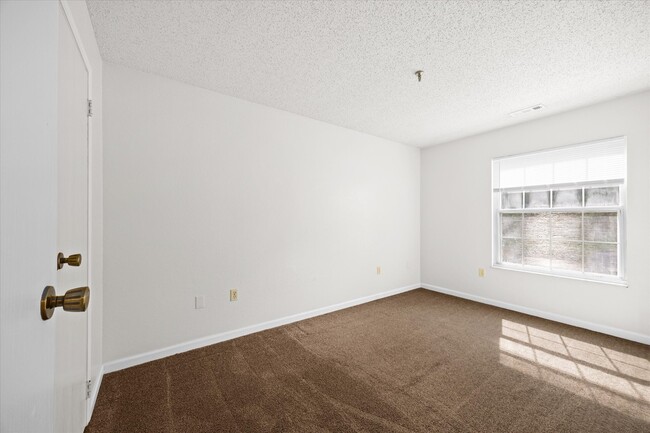 Building Photo - 2105 N Keebler Ave