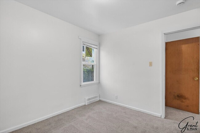 Building Photo - 20259 Oakfield Ave