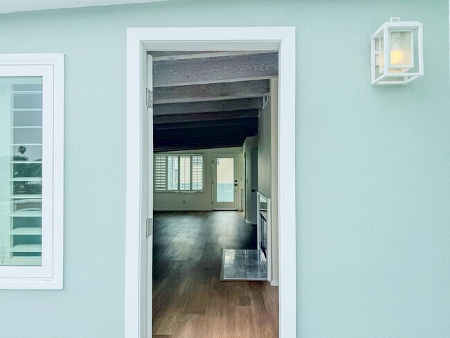 Building Photo - 3525 Sunset Ln