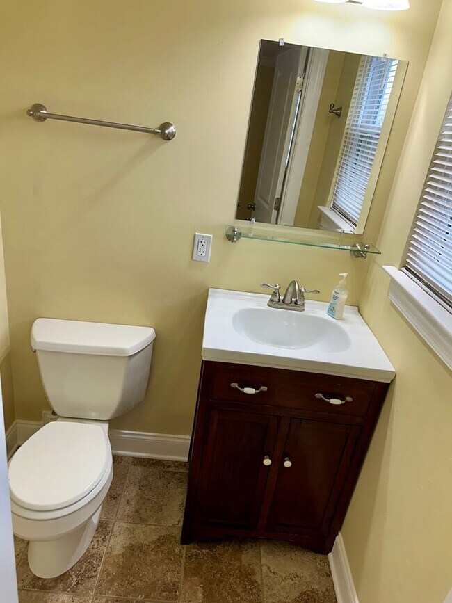 Building Photo - 3  bedroom 1.5 bath now available in Oolte...