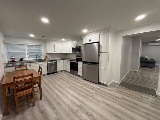Building Photo - 605 Highland Ave