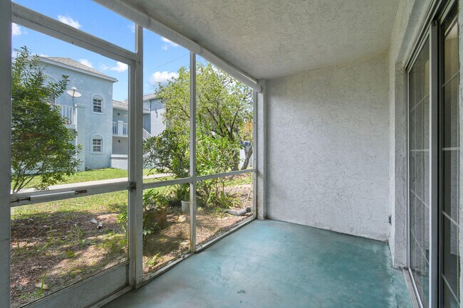 Building Photo - 1631 SE Green Acres Cir
