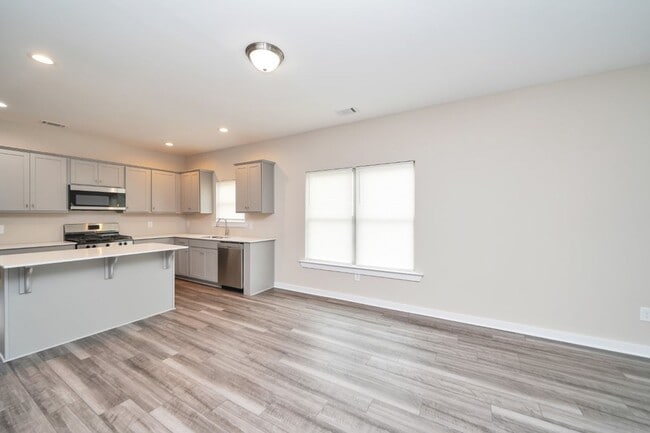 Building Photo - 5500 Blue Jay Cir
