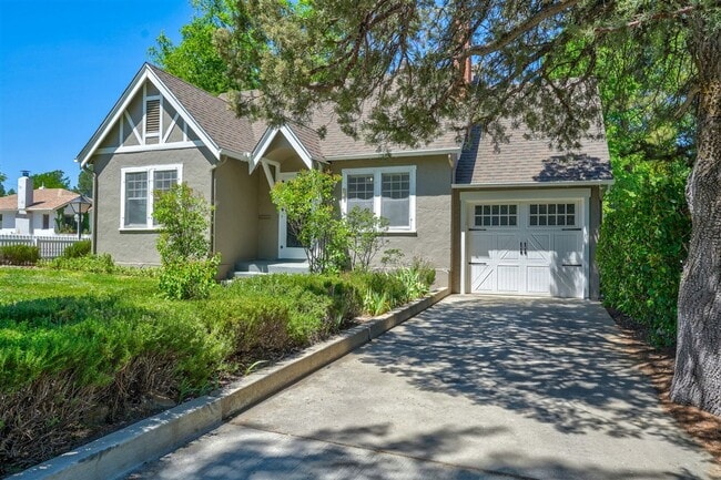 Building Photo - Live on Historic Park Avenue in this 2 Bed 1.5 Bath Single Family Home!