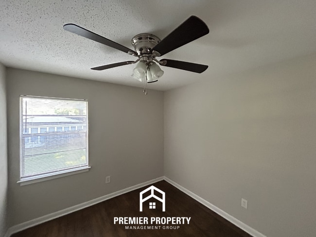 Building Photo - Unique 4BR/2BA Southaven Home | Hardwood Vaulted Sunroom & Fenced Yard