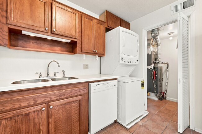 Building Photo - 1002 Willow Dr
