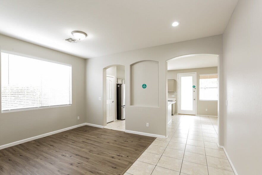 Building Photo - 3447 E Powell Way