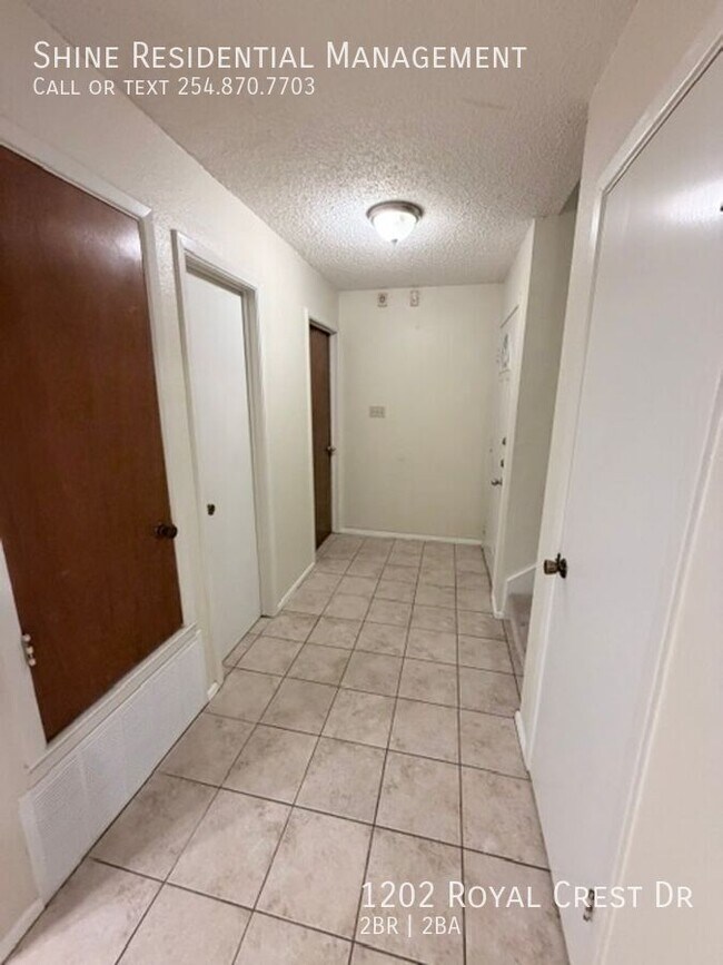 Building Photo - 1202 Royal Crest Dr