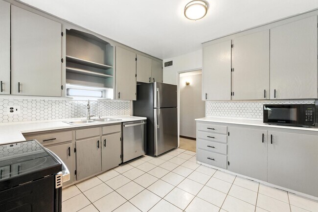 Building Photo - 3 Bedroom / 2 Bathroom Home With Large Bac...