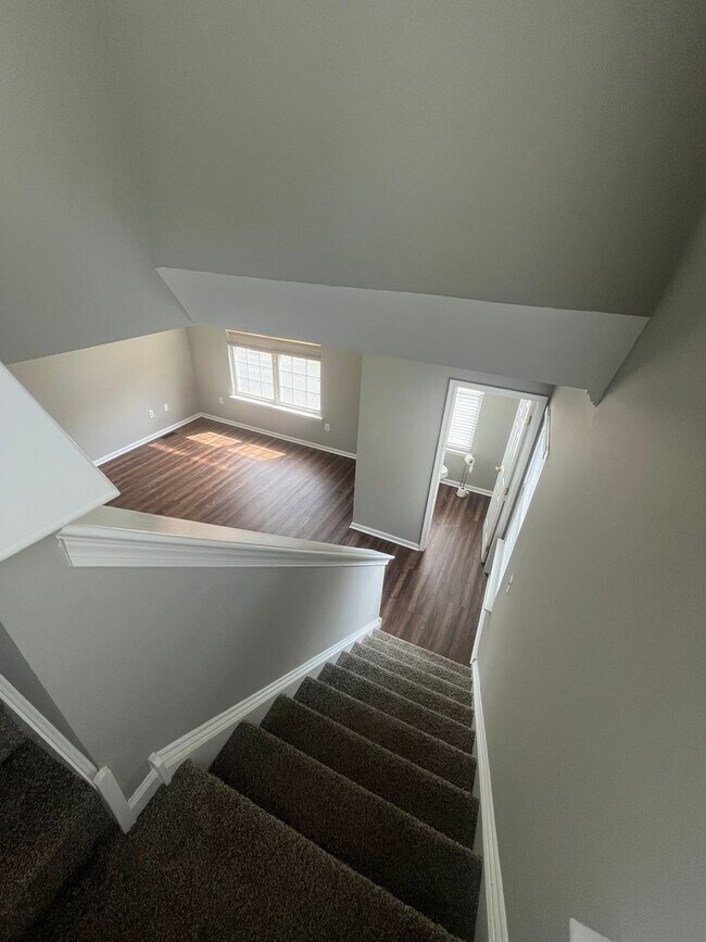 Building Photo - End Unit Townhouse in Brennan Estates- 2 Bedrooms with a bonus space