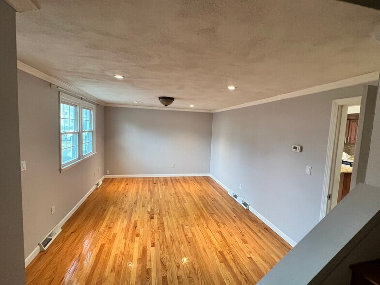 Building Photo - 10 Whiting Way