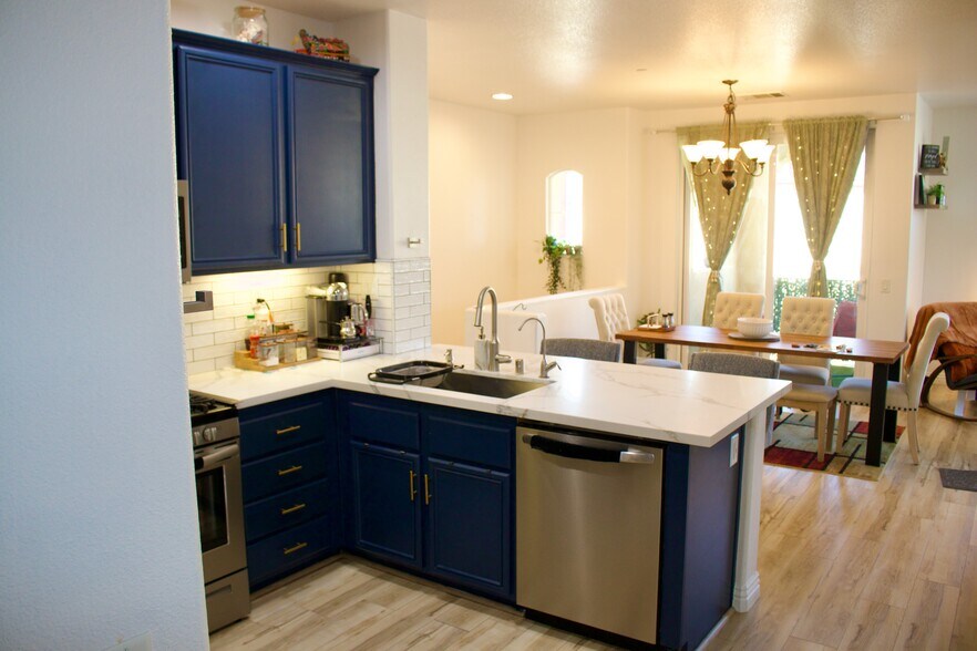 Kitchen - 1800 E Lakeshore Dr
