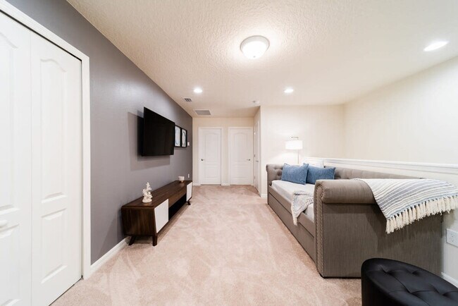 Building Photo - 2422 Dubai St