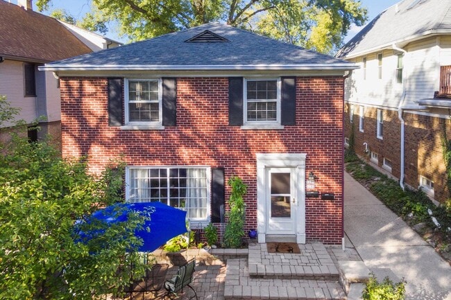 Building Photo - 1700 E Menlo Blvd