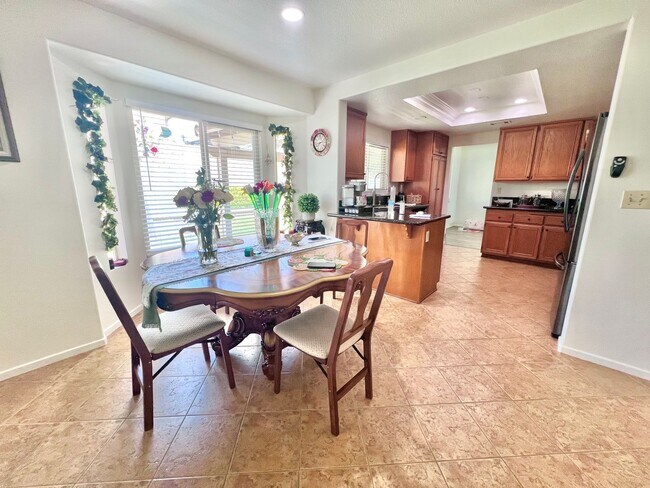 Building Photo - Spacious 5-Bed, 3-Bath Home in Rialto – Ve...