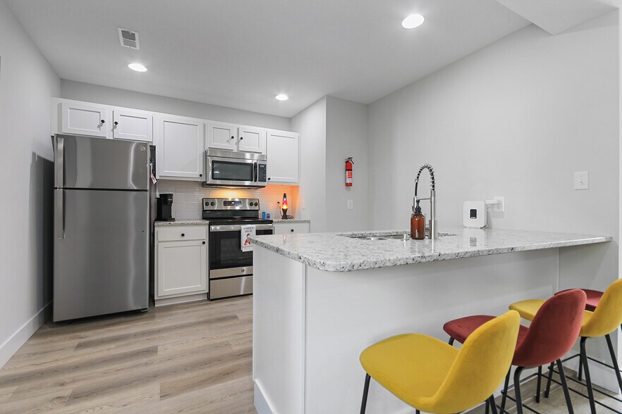 Building Photo - 701 Mikel St