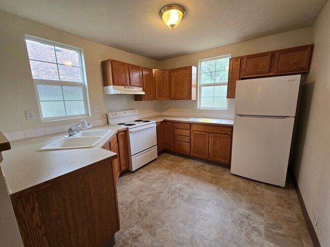 Building Photo - South Hill Home!! Available Now!