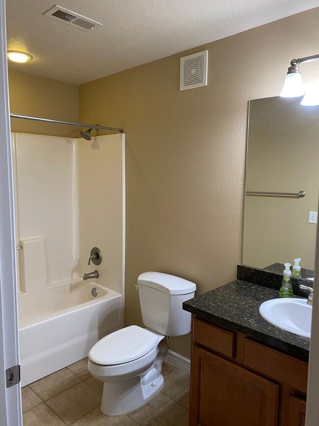 Building Photo - Great 2 Bed 2 Bath Unit in Millcreek!!!