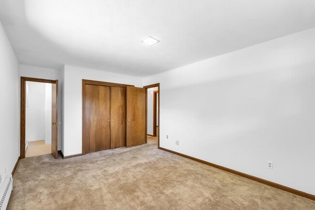 Building Photo - 1702 Golfview Dr