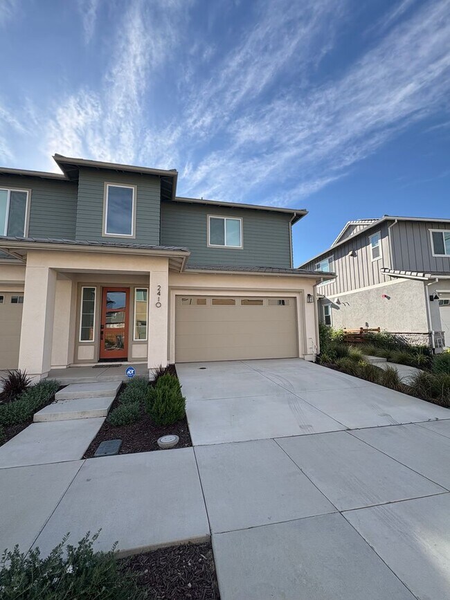 Building Photo - LAKE VIEW