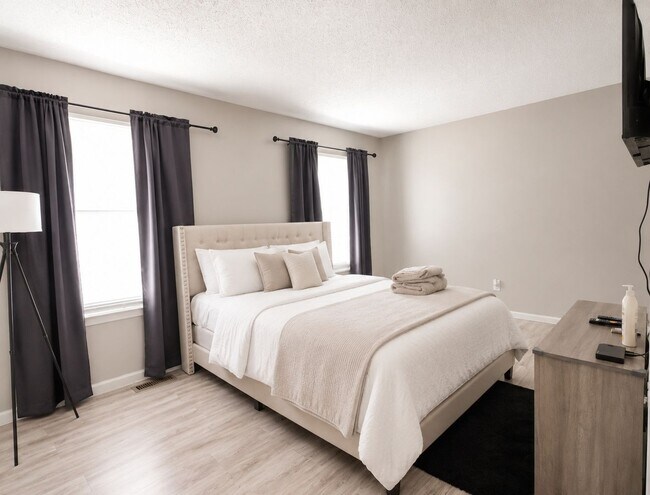 Building Photo - Beautiful 3BR Townhome in Gated Kings Square Community
